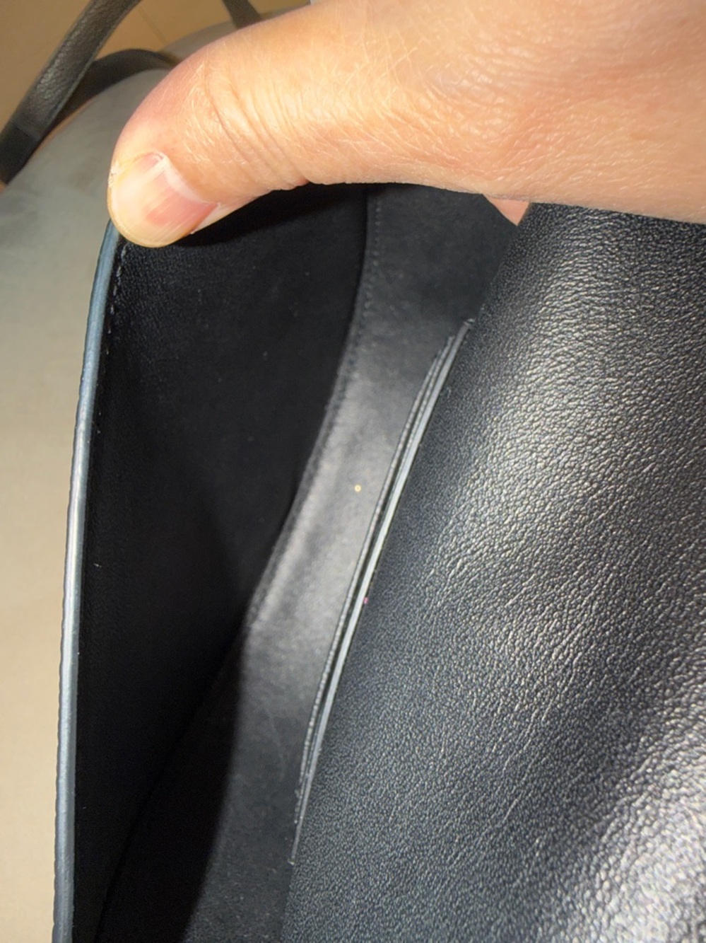EUC Authentic - Ferragamo Black Pebbled Leather Crossbody - adjustable strap - Picture 8 of 10